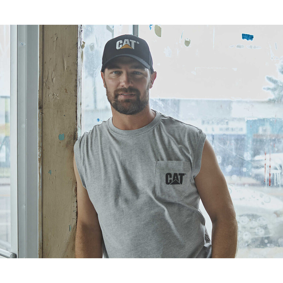 camiseta regata masculina com bolso e estampa da marca.