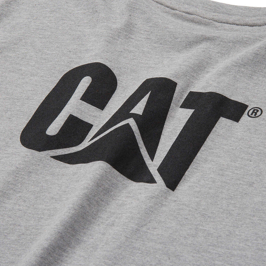 camiseta regata masculina com bolso e estampa da marca.