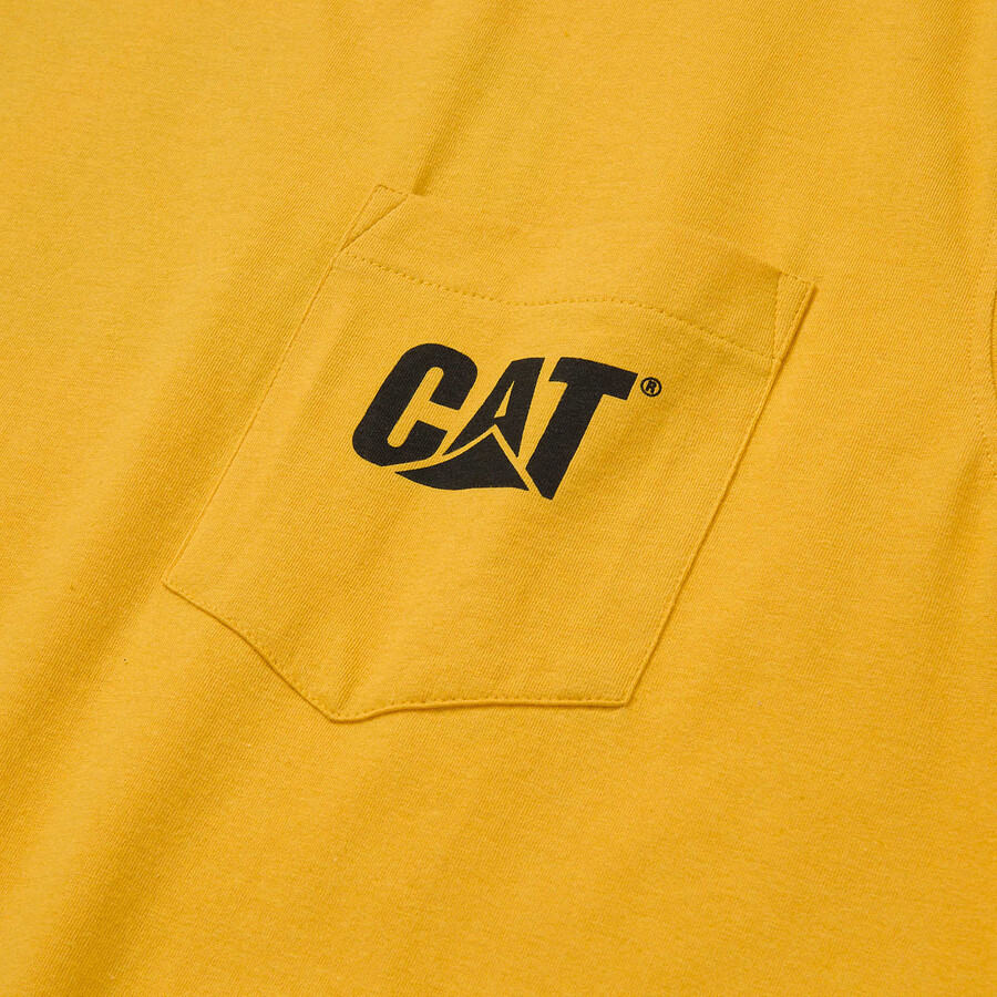 camiseta regata masculina com bolso e estampa da marca.