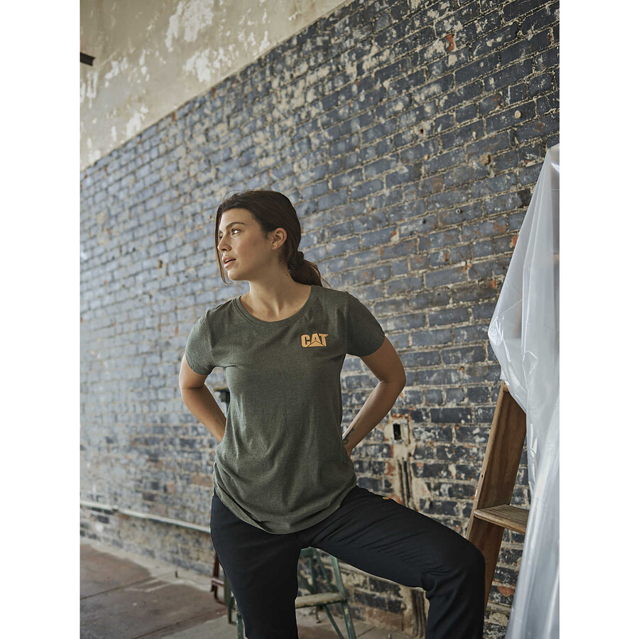 camiseta feminina com a marca registrada